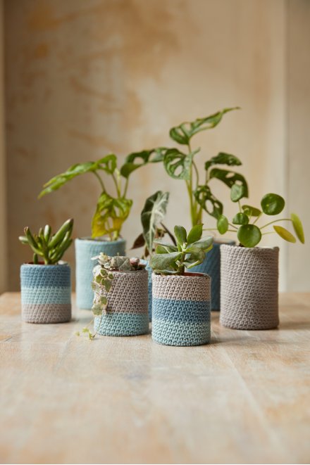 01_the_peaceful_plant_pots_crochet_kit_product_02_440x661 CR101K KIT - Imagen 1